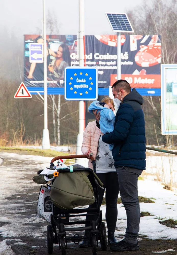 Internet obletěla fotka dojemného setkání pendlera s rodinou na hraniční čáře.