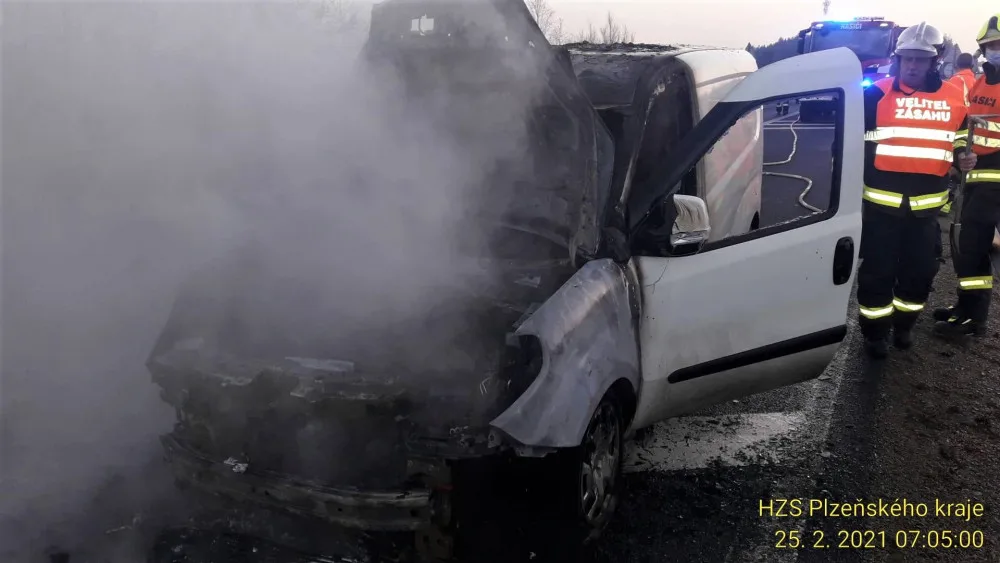 Dodávka začala hořet za jízdy na dálnici D5 nedaleko od Plzně