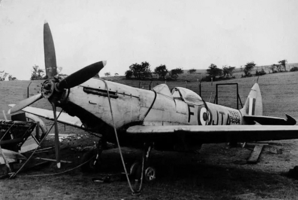 30.ledna 1951 musel pilot se strojem nouzově přistát bez podvozku, poškození byla natolik velká, že na téměř 40 let zmizel stroj z nebe