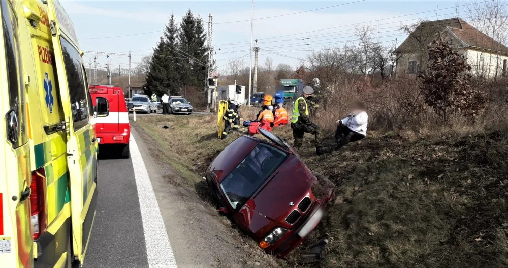 Senior utrpěl vážné zranění hlavy při střetu bavoráku s návěsem náklaďáku