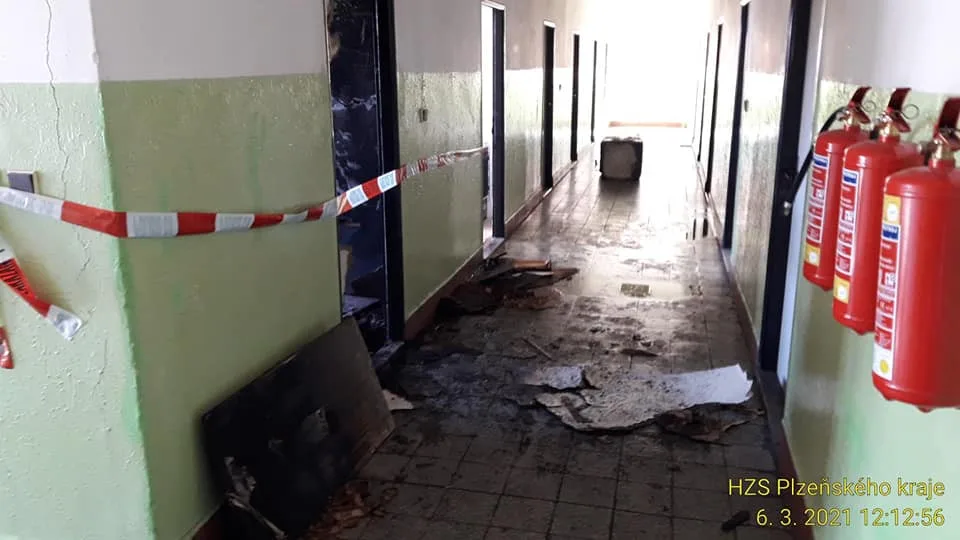 Po výbuchu a požáru v plzeňské ubytovně vyskočil z okna popálený muž, utrpěl vážná zranění