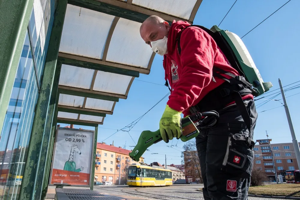 Ohniskovou dezinfekci vnějších veřejných prostor zahájilo také město Plzeň