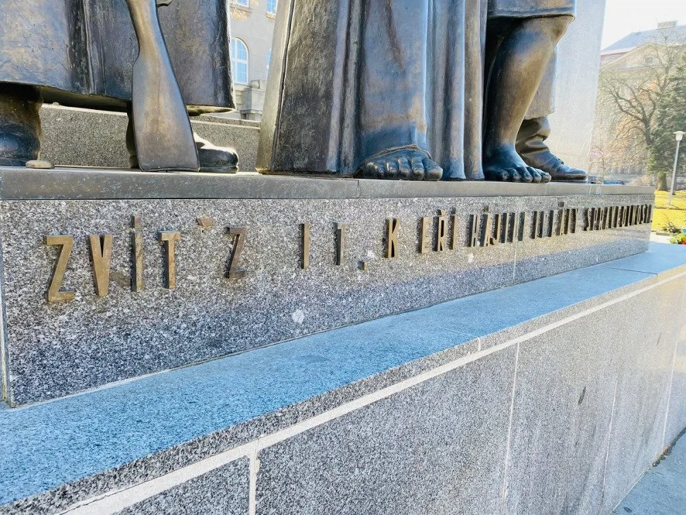 Z Památníku Národního osvobození neustále mizí bronzová písmena, nahradit je má pryskyřice