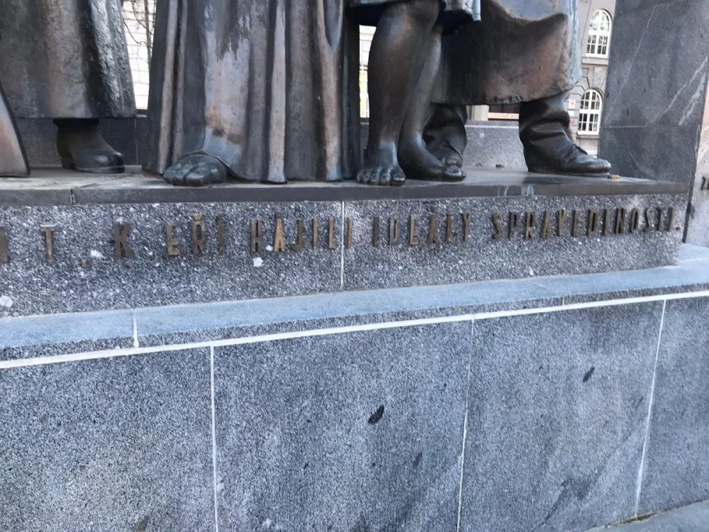Z Památníku Národního osvobození neustále mizí bronzová písmena, nahradit je má pryskyřice