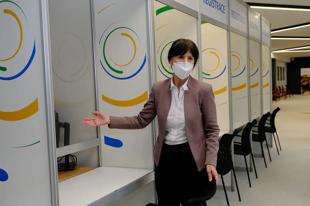 Hejtmanka Ilona Mauritzová představuje velkokapacitní očkovací místo Plzeňského kraje
