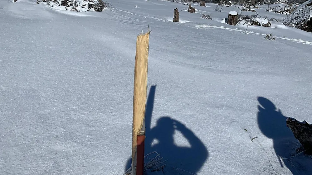 Ulomená cedule na Jezerní hoře