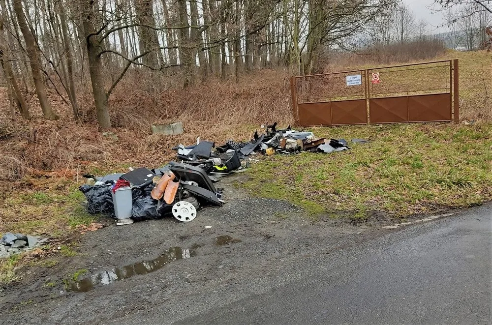 Hromada odpadu vyvolala bouřlivou diskusi, tři muži na nic nečekali a nepořádek odvezli