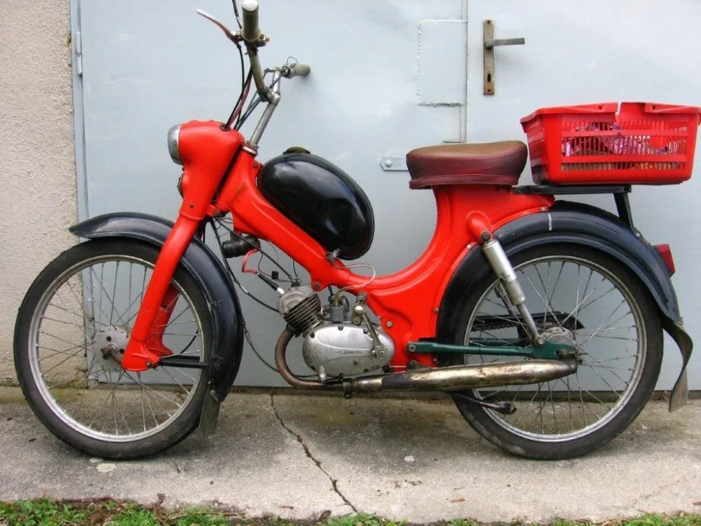 Velká krádež starých mopedů, zloděj si je odvezl ze zamčené garáže