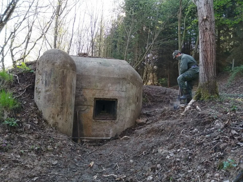 Když nemají školu, chodí a čistí bunkry. Čtyři chlapci, by zde rádi vytvořili malé muzeum