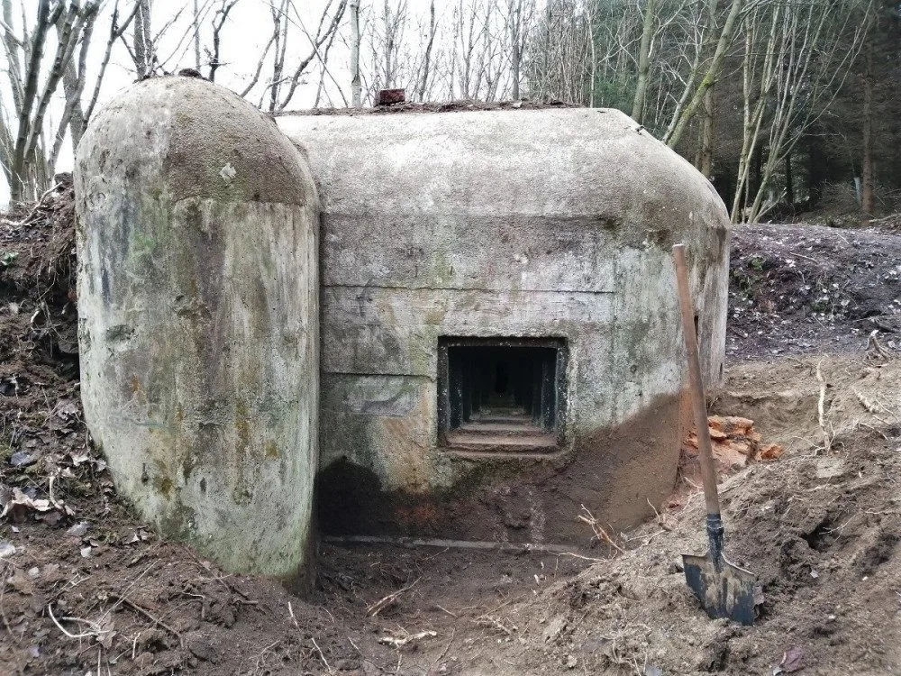 Když nemají školu, chodí a čistí bunkry. Čtyři chlapci, by zde rádi vytvořili malé muzeum