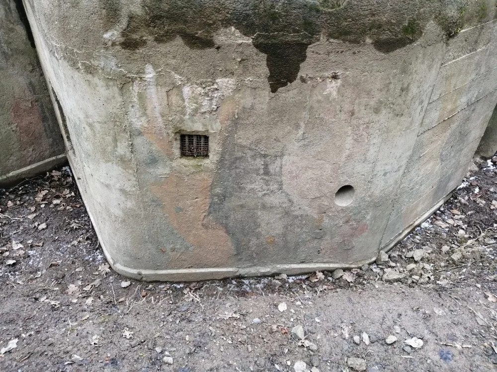 Když nemají školu, chodí a čistí bunkry. Čtyři chlapci, by zde rádi vytvořili malé muzeum