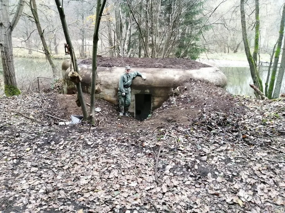 Když nemají školu, chodí a čistí bunkry. Čtyři chlapci, by zde rádi vytvořili malé muzeum