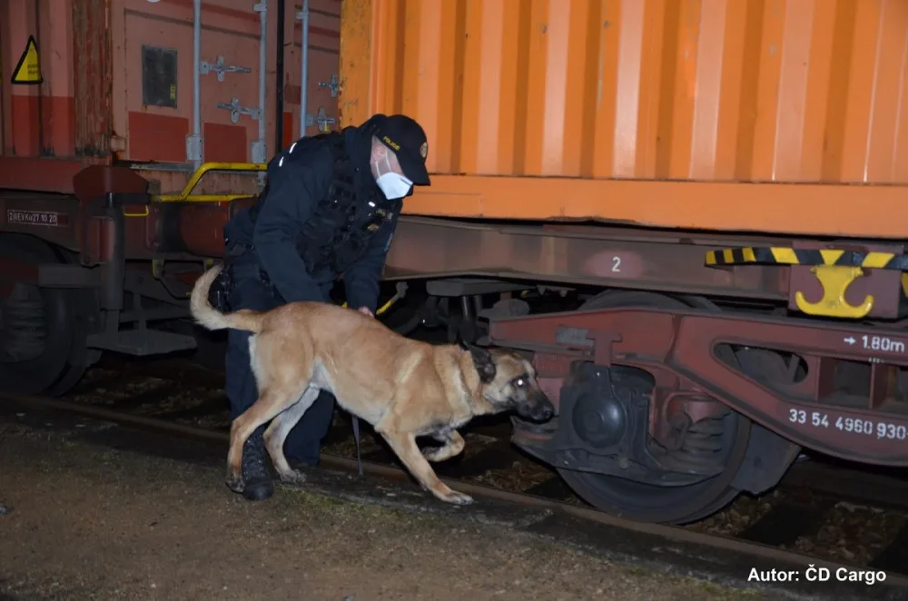 Velké manévry u nákladního vlaku z východní Evropy, policisté pátrali po migrantech