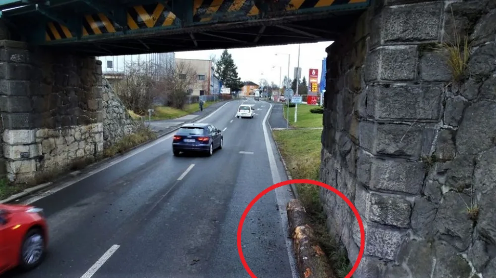 V lepším případě zůstane pod viaduktem jen shozený náklad, často se ovšem vozidla pod most i zaseknou