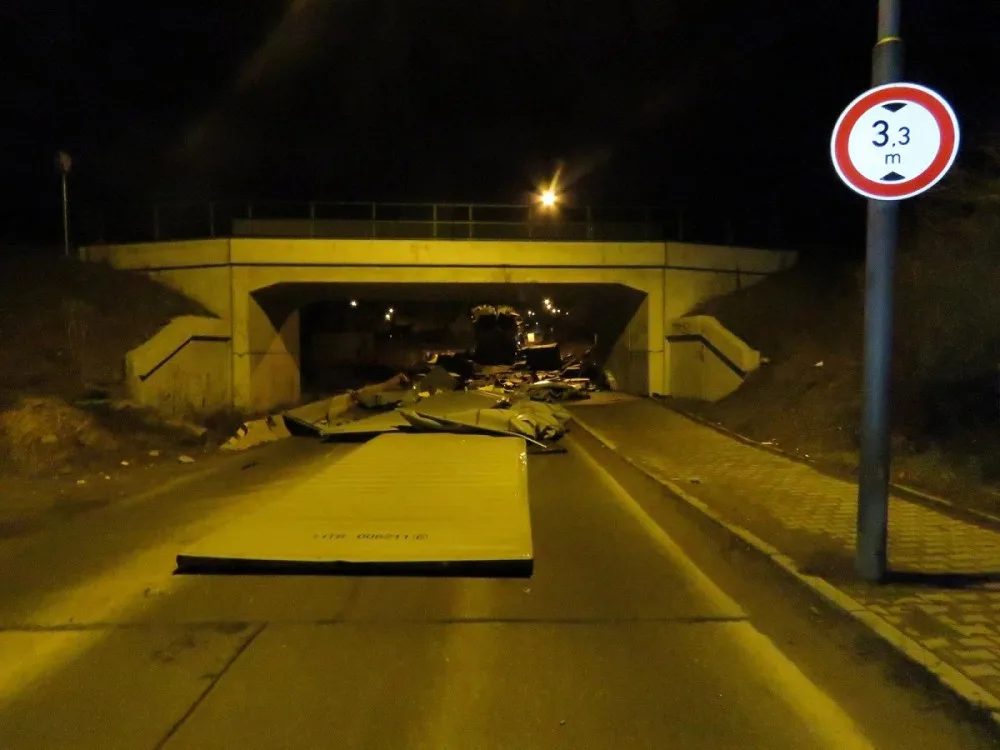 Nepozorní řidiči nerespektují značky upozorňující na výšku mostu, ztrácí náklad a demolují viadukty