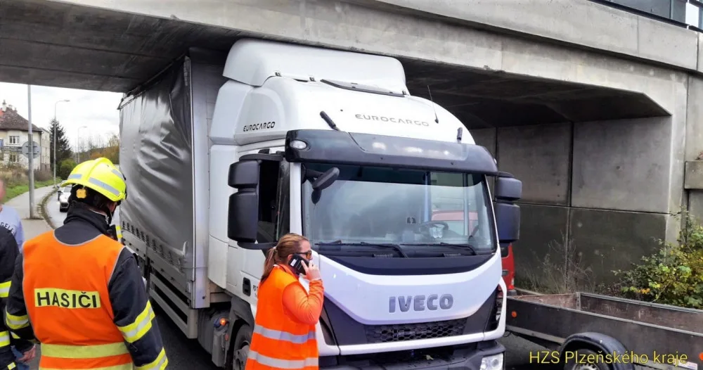 Nepozorní řidiči nerespektují značky upozorňující na výšku mostu, ztrácí náklad a demolují viadukty