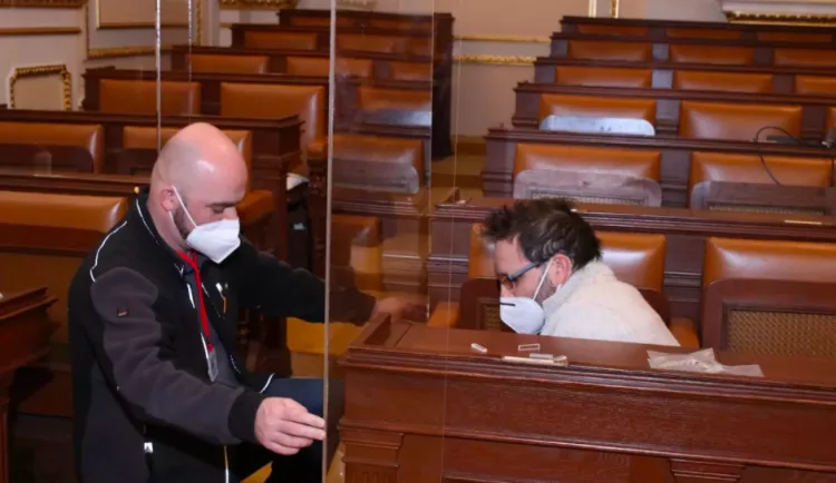 Plexisklo pro Volného a Bojka zaplatí daňoví poplatníci