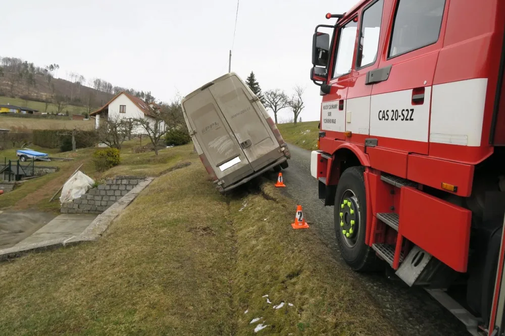 Řidiči přeběhla přes cestu kočka, lekl a strhnul volant