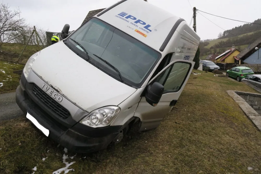 Řidiči přeběhla přes cestu kočka, lekl a strhnul volant