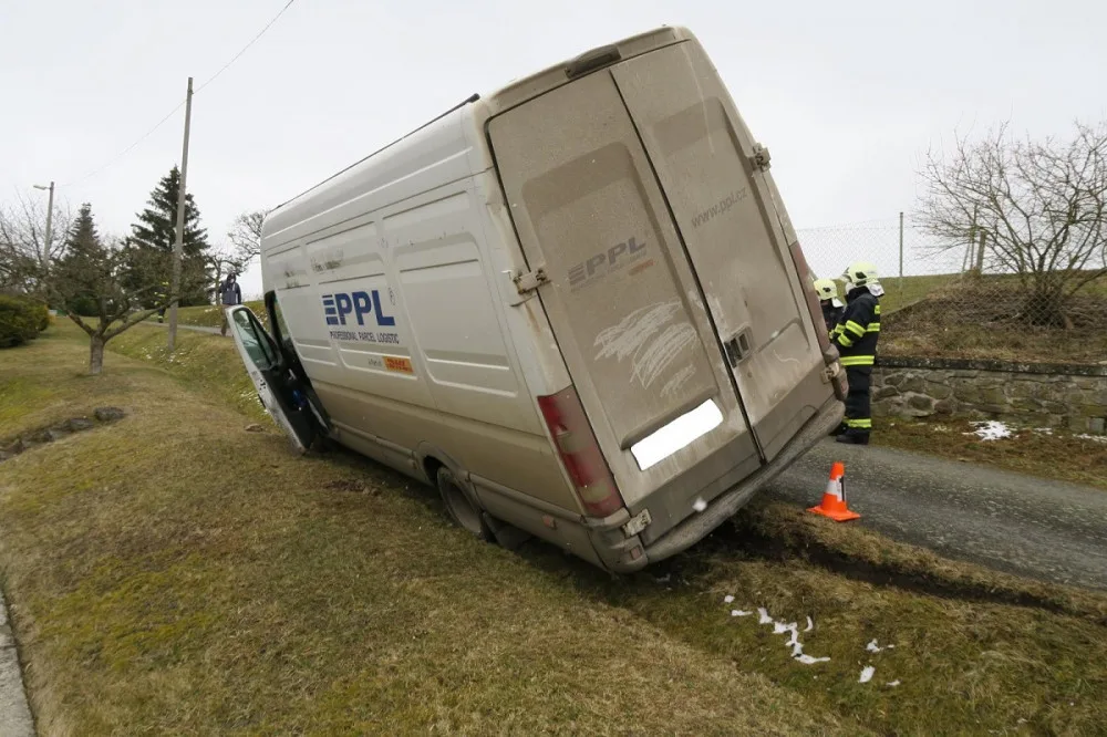 Řidiči přeběhla přes cestu kočka, lekl a strhnul volant