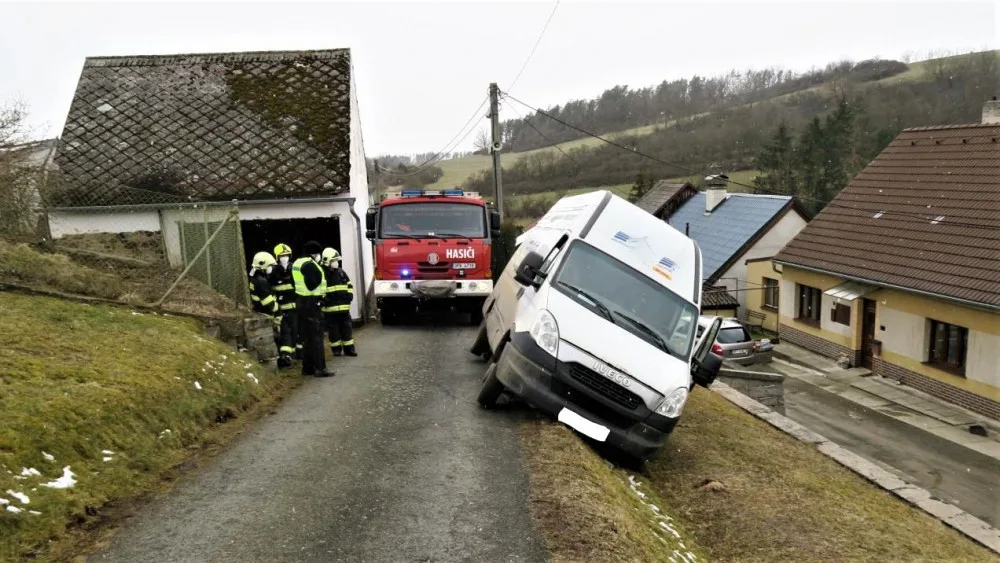 Řidiči přeběhla přes cestu kočka, lekl se, strhnul volant a havaroval