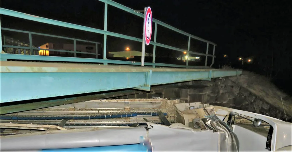 Náklaďák dnes ráno očesal o známý viadukt svůj návěs
