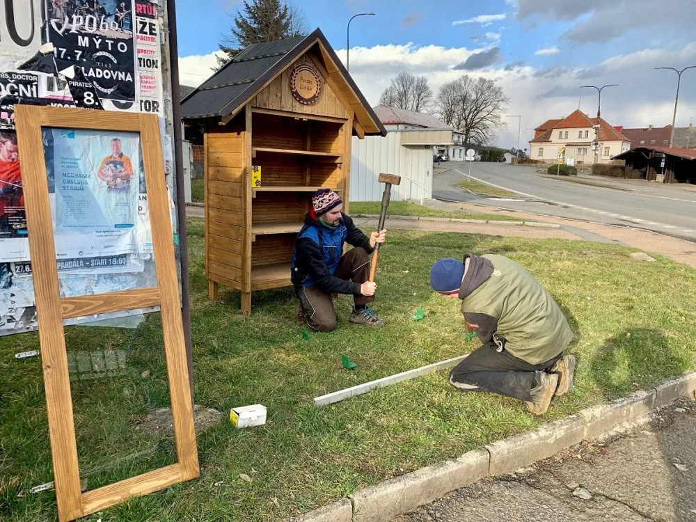 Samoobslužné boudičky s krmením pro zvěř sklízí úspěch, vše je založeno na důvěře