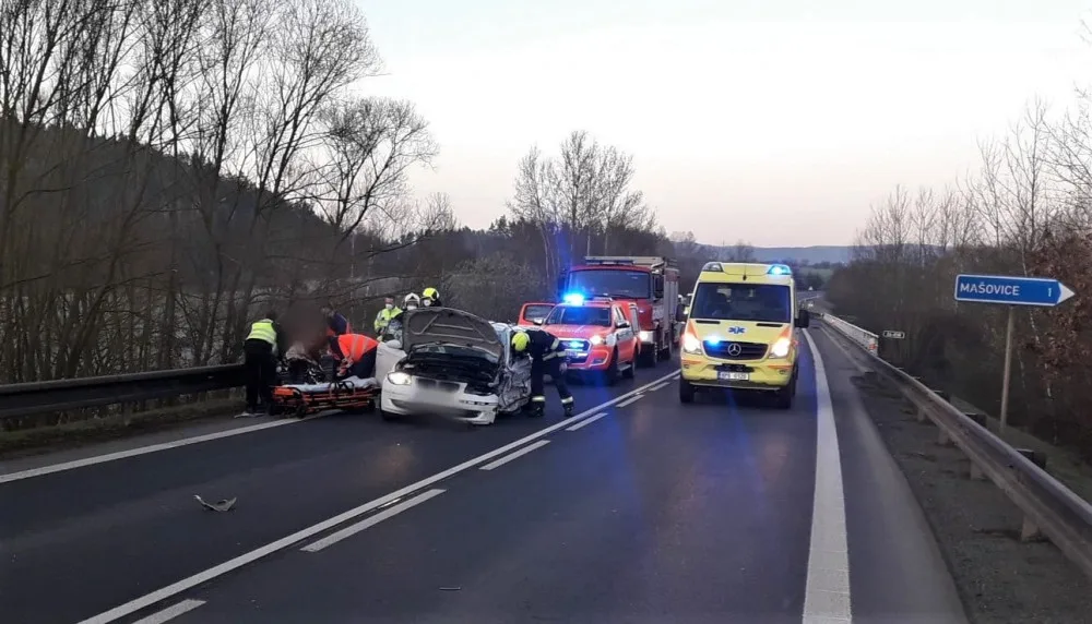 Řidič BMW přejel do protisměru a srazil se s náklaďákem převážejícím stavební stroj