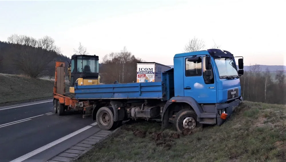 Řidič BMW přejel do protisměru a srazil se s náklaďákem převážejícím stavební stroj