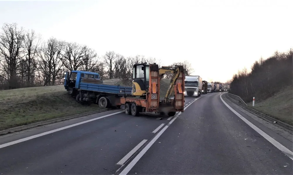 Řidič BMW přejel do protisměru a srazil se s náklaďákem převážejícím stavební stroj