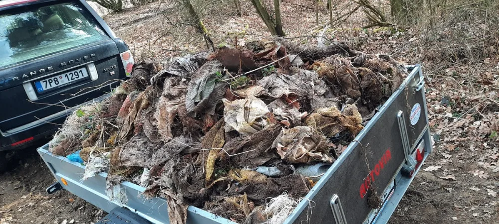 Prázdné lahve i použité roušky. Dobrovolníci sesbírali stovky kilo odpadu