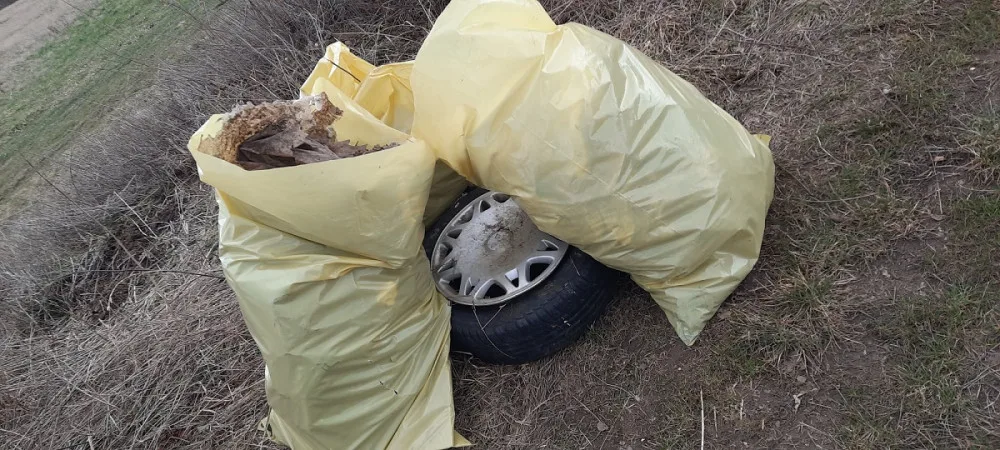 Prázdné lahve i použité roušky. Dobrovolníci sesbírali stovky kilo odpadu