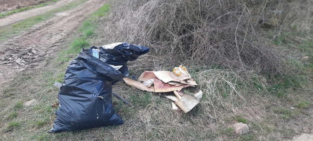 Prázdné lahve i použité roušky. Dobrovolníci sesbírali stovky kilo odpadu
