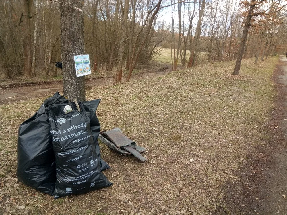 Prázdné lahve i použité roušky. Dobrovolníci sesbírali stovky kilo odpadu