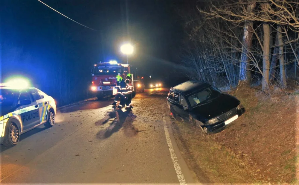 Po šílené honičce s policií se zdrogovaný řidič zapíchl s AUDI A4 do příkopu