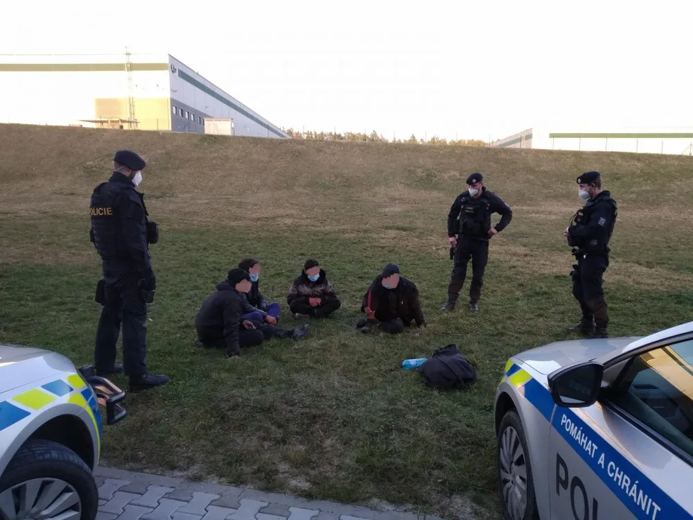 Čtveřici zadržených cizinců hlídají policisté