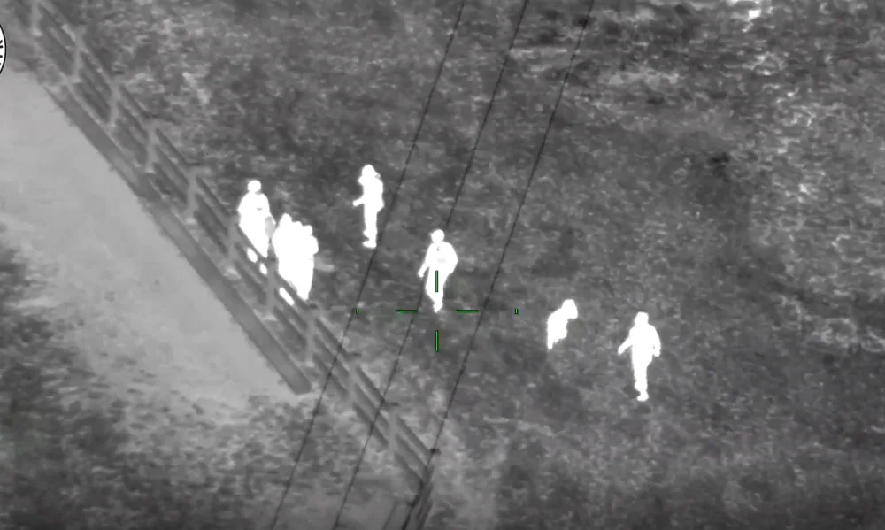 Takto zachytil zadržení první skupiny migrantů u Plzně policejní vrtulník