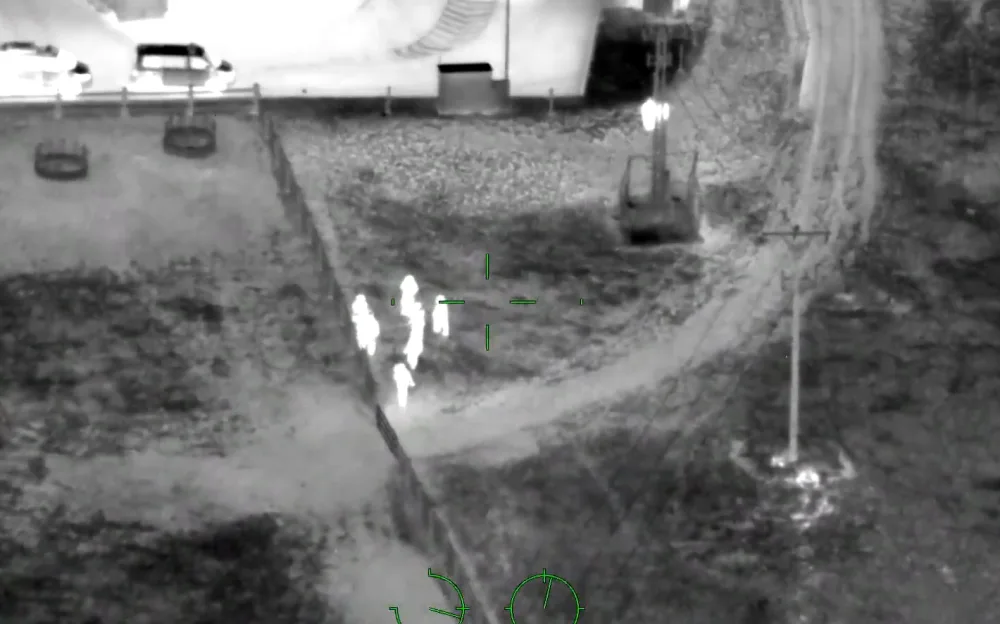 Takto zachytil zadržení první skupiny migrantů u Plzně policejní vrtulník