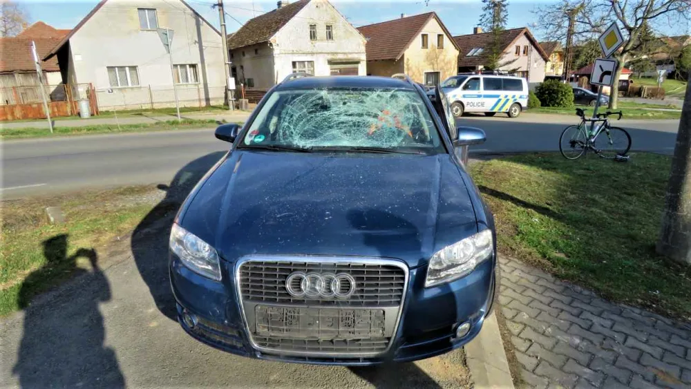 Tento vůz srazil staršího cyklistu, který utrpěl zranění