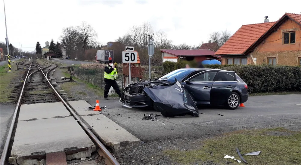 Osobní vlak smetl na nechráněném přejezdu řidičku s vozem AUDI