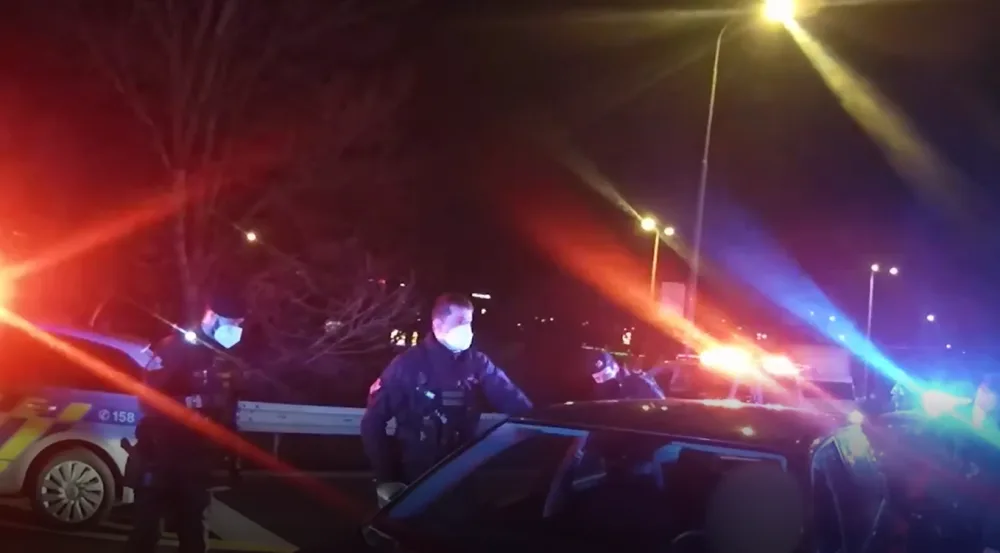 Řidička ujížděla jako šílená od Plzně po D5, zadrželi ji až policisté v Praze zastavovacím pásem