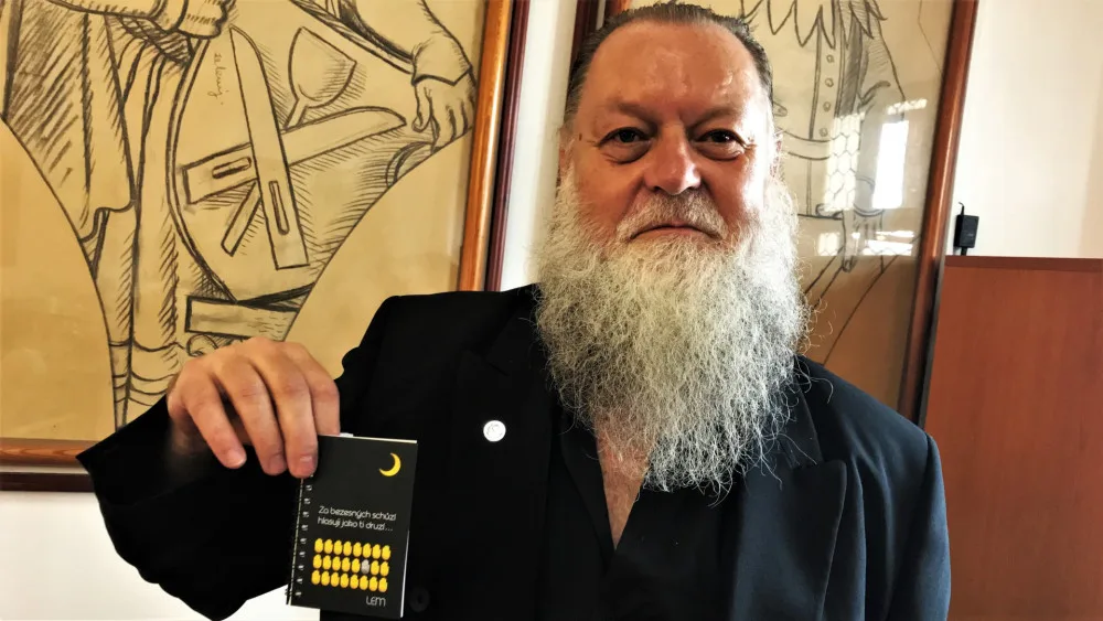 Senátor Lumír Aschenbrenner vydal už druhou neprodejnou sbírku svých mikrobásniček a opět je to síla