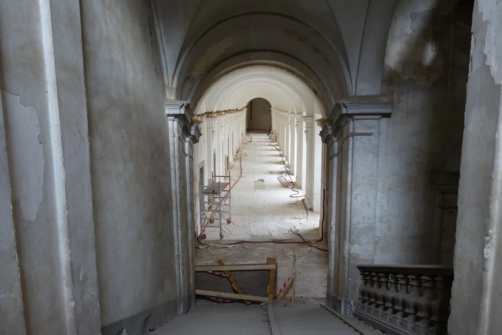 Mnichy v kladrubském klášteře už dávno nepotkáte, nyní jsou zde dělníci a restaurátoři