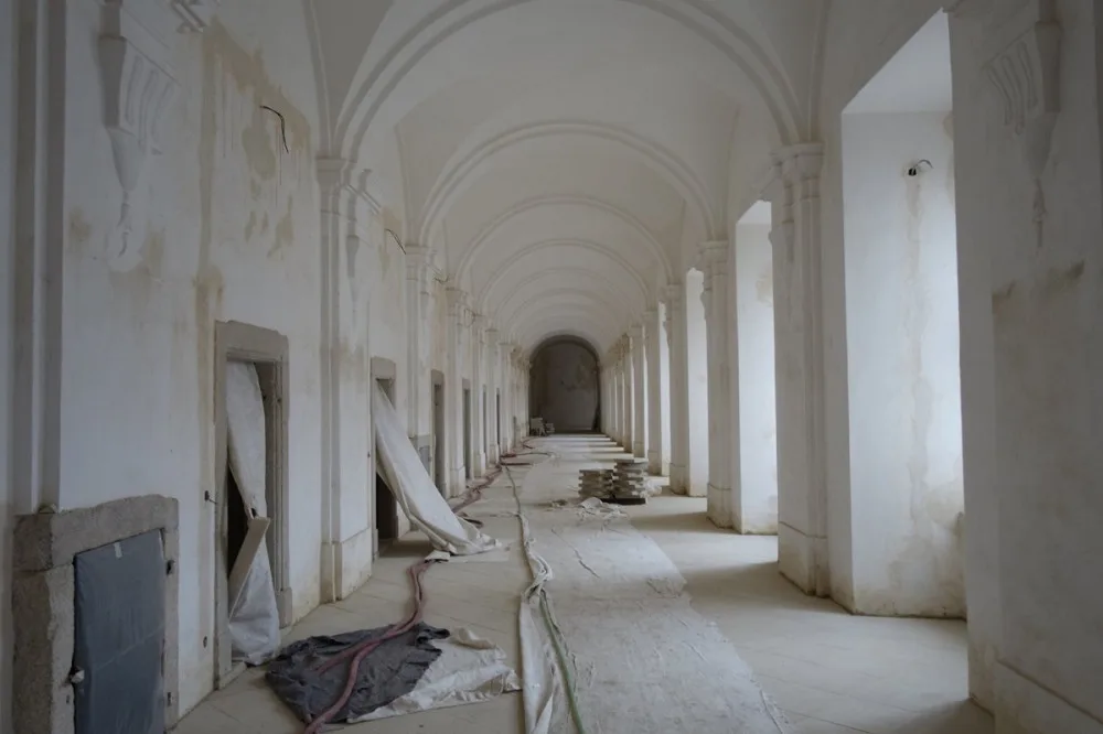 Mnichy v kladrubském klášteře už dávno nepotkáte, vystřídali je dělníci a restaurátoři