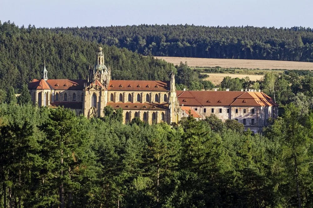 Mnichy v kladrubském klášteře už dávno nepotkáte, vystřídali je dělníci a restaurátoři