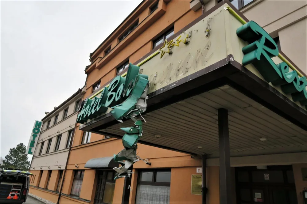 Kamion očesal retro nápis u vstupu do hotelu Babylon