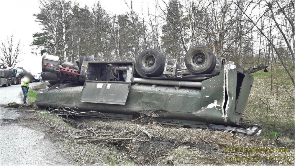 Řidič převrátil cisternu s močůvkou do příkopu, hasiči na místě jímají unikající palivo