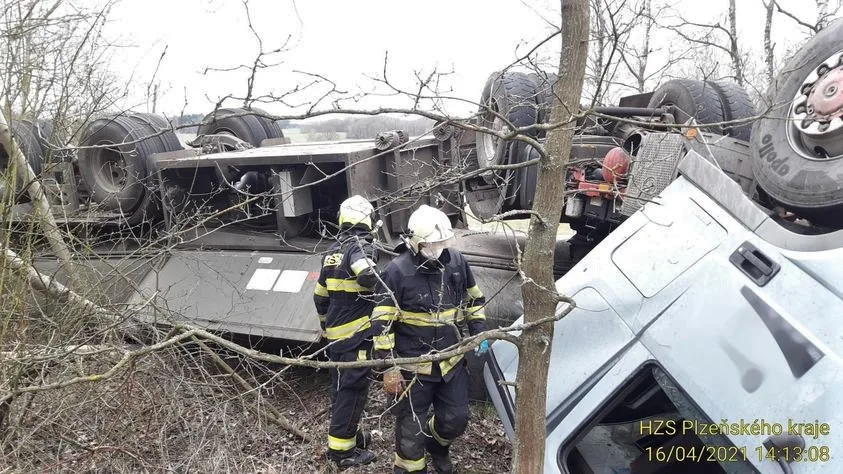 Řidič převrátil cisternu s močůvkou do příkopu, hasiči na místě jímají unikající palivo