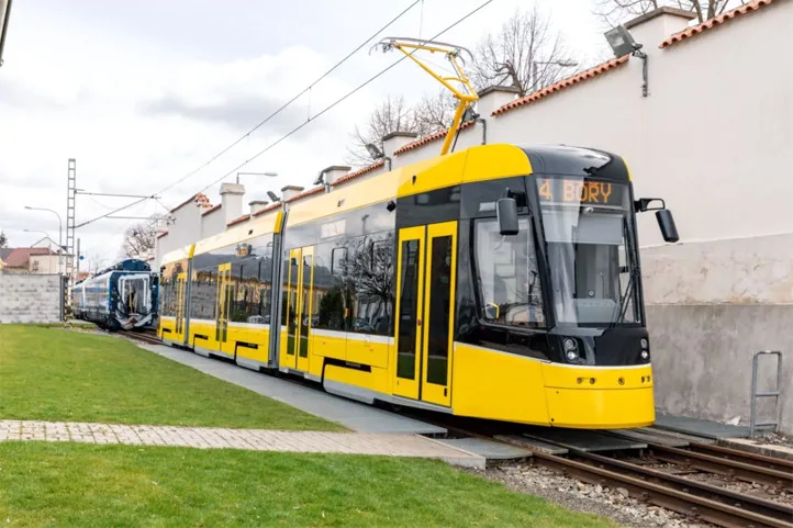 Podívejte se na novou tramvaj, která ještě letos začne jezdit v ulicích Plzně