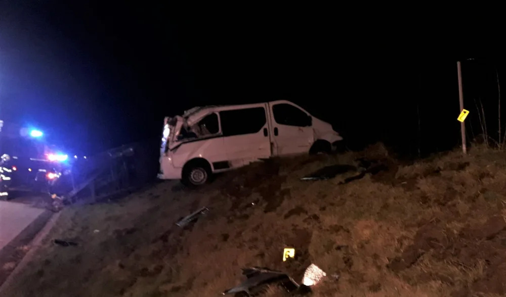Vážná nehoda cizinců na dálnici D5, havarovali s dodávkou převážející na vleku auto